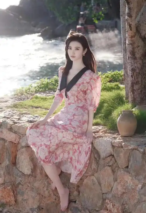 景甜穿粉色碎花连衣裙甜美显白又减龄真是人间富贵花