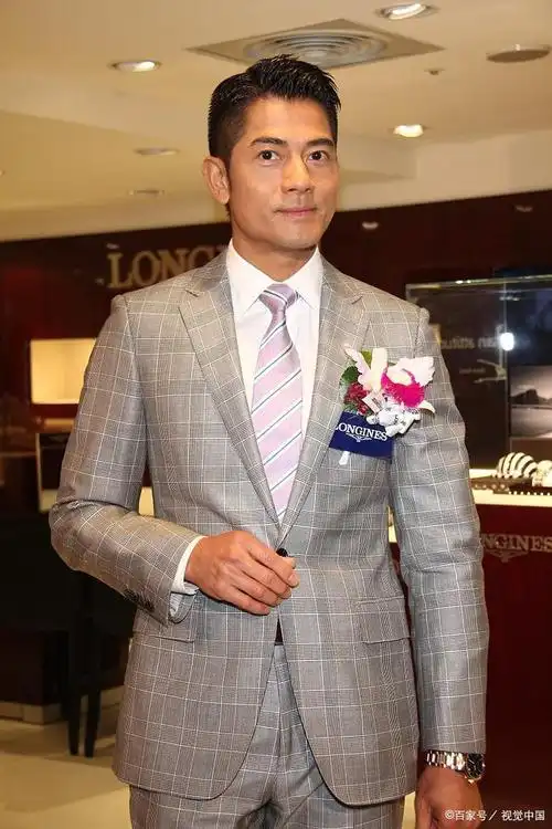 尽管57岁,但郭富城的状态被网友称好,现身安徽与59岁岳父敬酒!