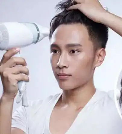 型男教你在家吹出帅气飞机头发型