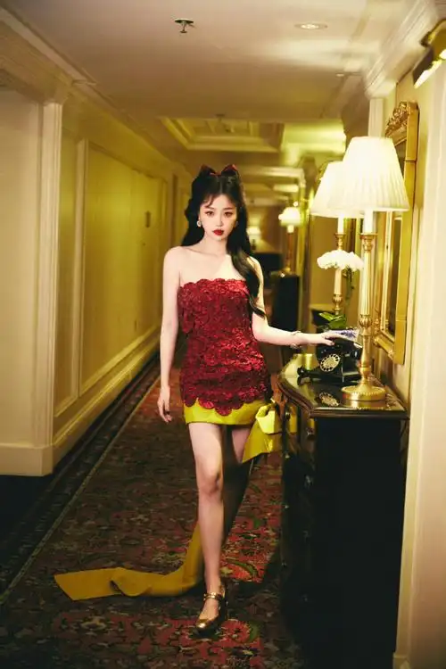 虞书欣红色抹胸花瓣裙##虞书欣红色眼线