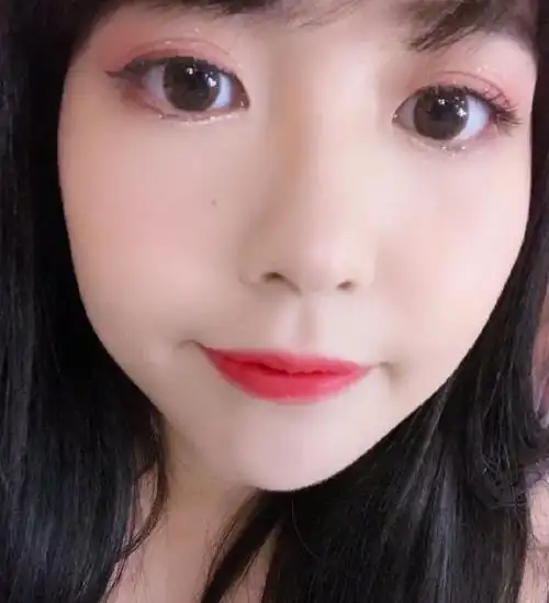 赖美云晒自拍秀果汁妆容表情软萌可爱