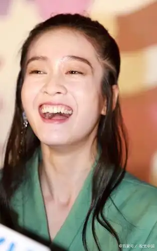 上边几个大牌明星仿佛都被大笑所坑,可是唯有她大笑起来好像解救了