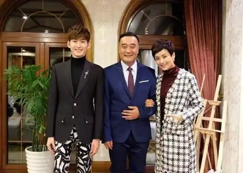 她"儿子"是当红明星,女儿是奥运冠军,如今51岁美成了少女!_李颖