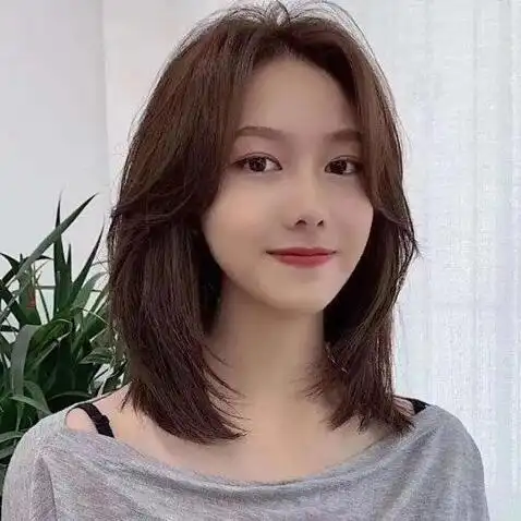 2021年最流行的有层次感直发发型,会显得女生更加的灵动阳光哟