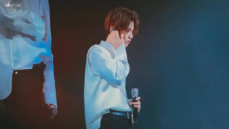 justin黄明昊 图源水印 by乔沂 点赞拿