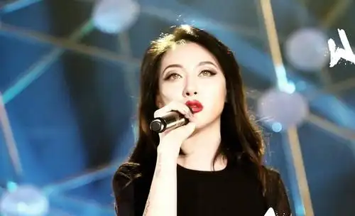 王金金个人专辑签售会 现场展示唱功耳朵要怀孕