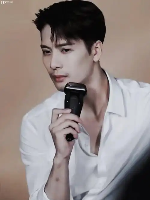 恭喜王嘉尔成为德国博朗品牌代言人帅哥刮胡子我能看一万遍