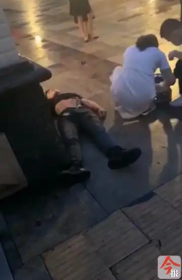 肠子都露出来了!柳州一酒吧门口多人斗殴,17岁男子不幸身亡