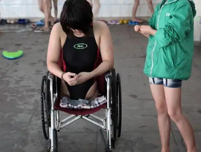 篮球女孩钱红艳4岁遭遇车祸双腿截肢靠一个篮球走出精彩人生