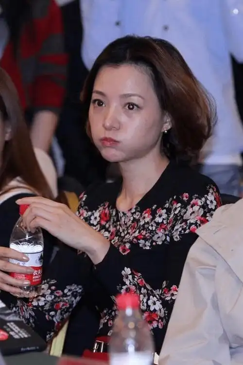 董卿素颜跟大妈无异,黄斑和皱纹都不少,但穿碎花裙温婉有书卷气_衣服