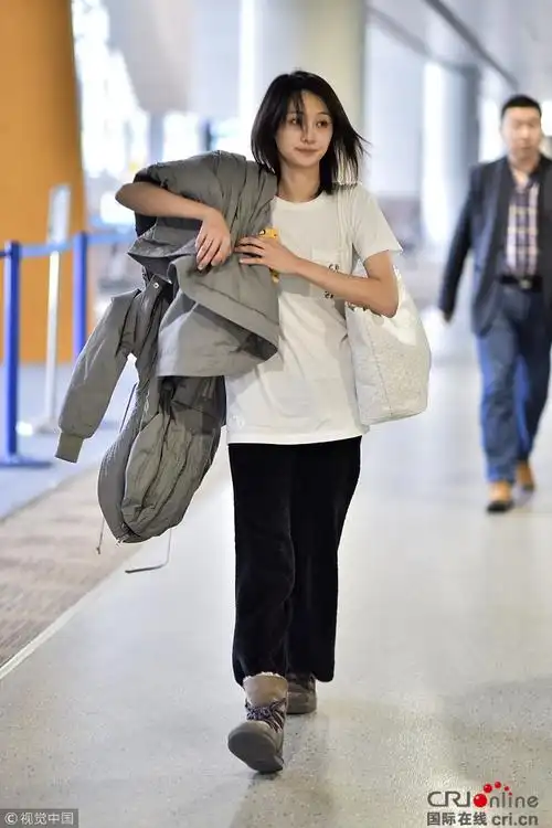 郑爽素颜现身嘴角伤疤明显穿短袖t肩扛棉袄不怕冷