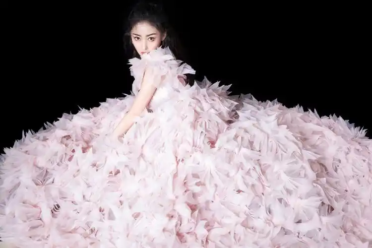 分享一组张天爱图片给大家,图中的明星图片壁纸会点缀你的电脑桌面