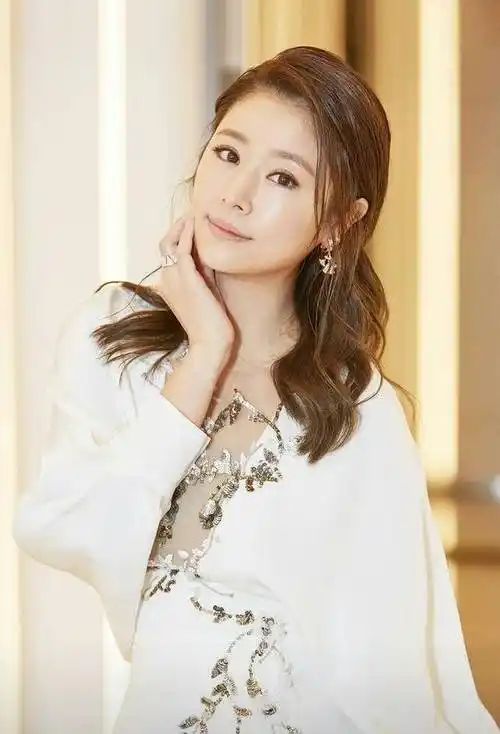 林心如短发后嫩成少女,配发带清新迷人,普通私服更能突显她的美_手机