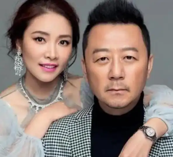 郭涛妻子李燃,嫁大15岁丈夫,婚后生两娃,一家四口其乐融融