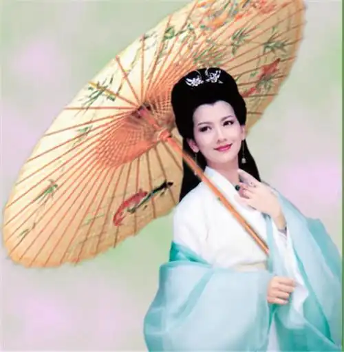 这是许仙陪着白素贞游玩西湖的时候,白素贞看到西湖边上的"雷峰塔"