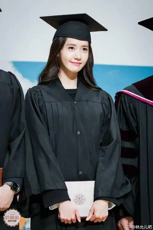 拍证件照时用舌头顶住上颚,美得会很自然.