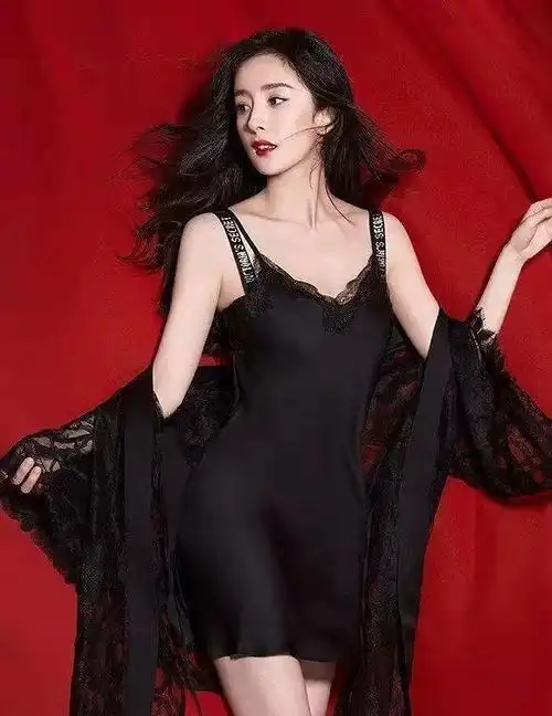 杨幂穿睡衣身材丰腴眼神妩媚,34岁成熟气息弥漫傲人上围不输超模|蕾丝