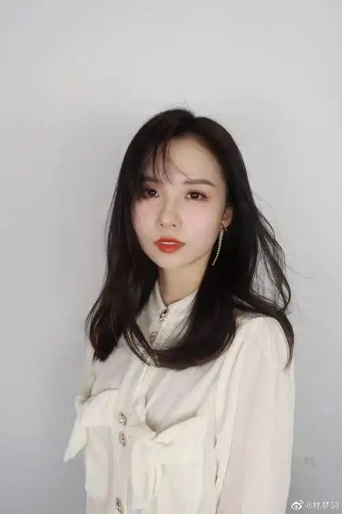 足球女主播林梦鸽换了新的发型,一位深受球迷喜爱的足球主持人_波盈