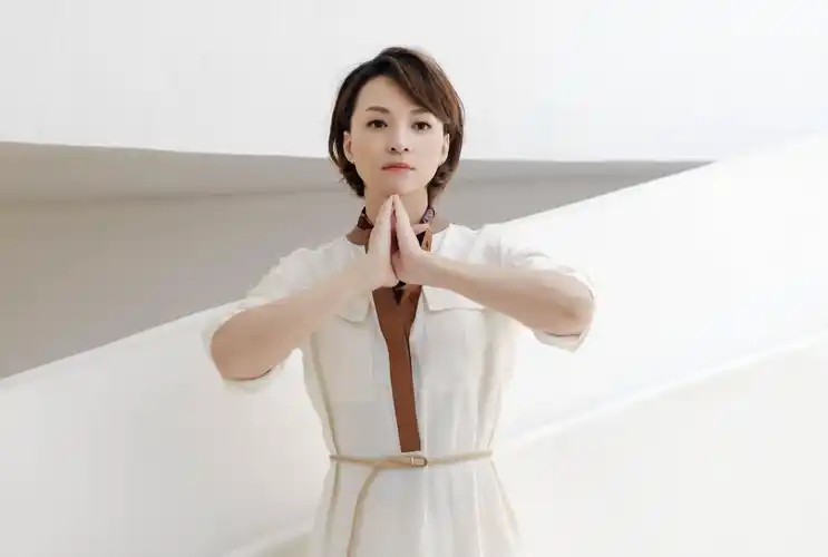 主持位置被顶替,家人被限制高消费,央视主持人董卿的日子不好过_观众