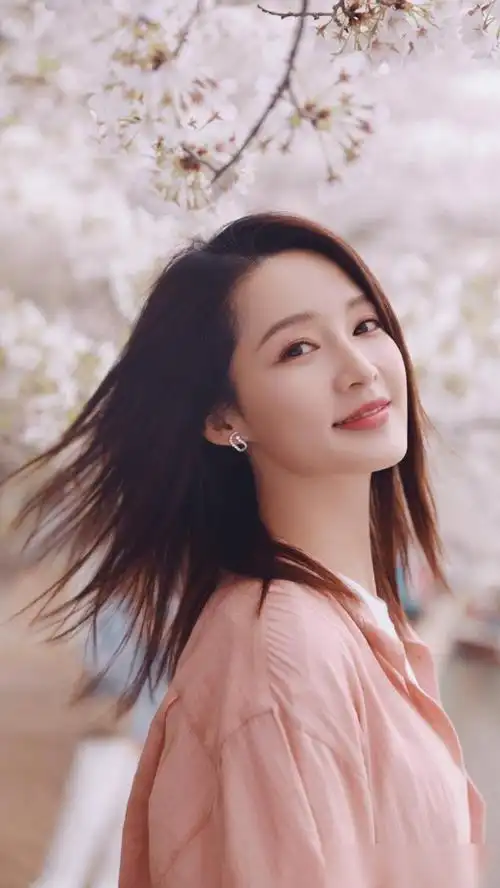 演员李沁,优雅端庄,温柔可人,来看美照吧
