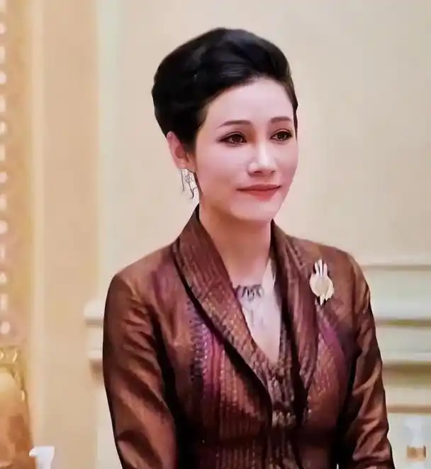 诗妮娜贵妃不再尊贵,39岁生日还要在德国过,泰王放弃她了