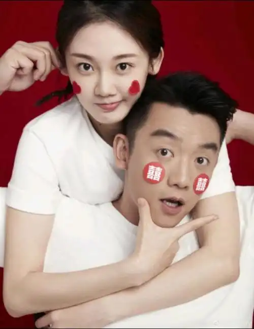 2023年8月14日,有网友在社交媒体上分享了一组照片,显示郑恺和苗苗在