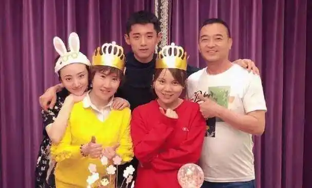 一只手搭在了景甜的肩上,而另外一只手搭在了景甜父亲的肩上