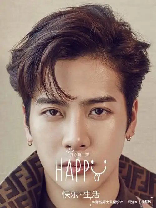 王嘉尔同款三七逗号刘海搭配是亚麻青棕