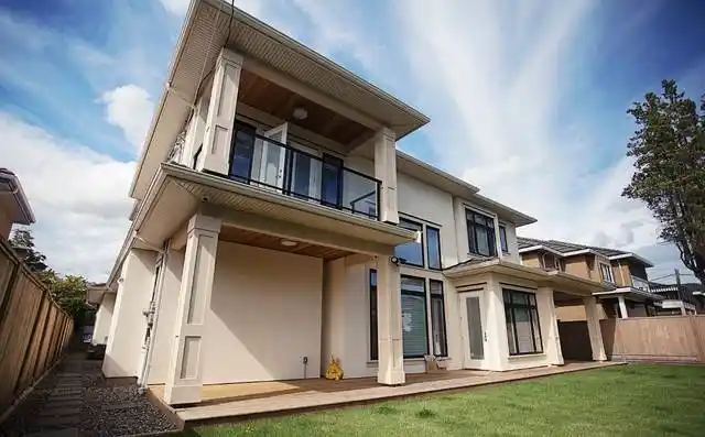 列治文别墅外立面 ▲列治文别墅外立面 别墅占地10000平方英尺,其中