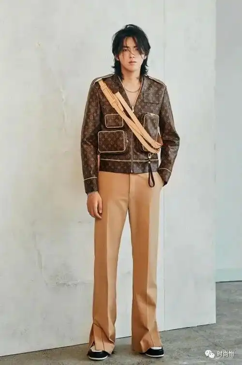 男款奢侈品包包个性又有钱的男明星就是吴亦凡他一直在挑战自己的时尚