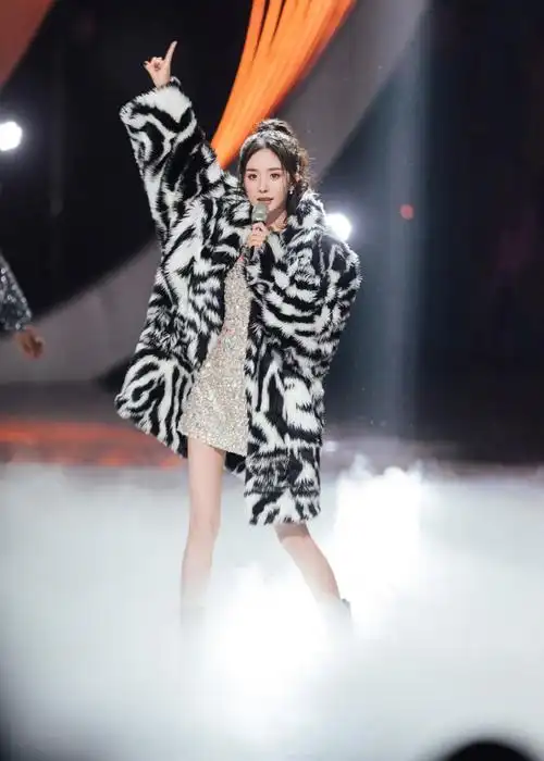 杨幂超话送上今日份限定 "甜美系rocker"@杨幂的舞台现场图78天地