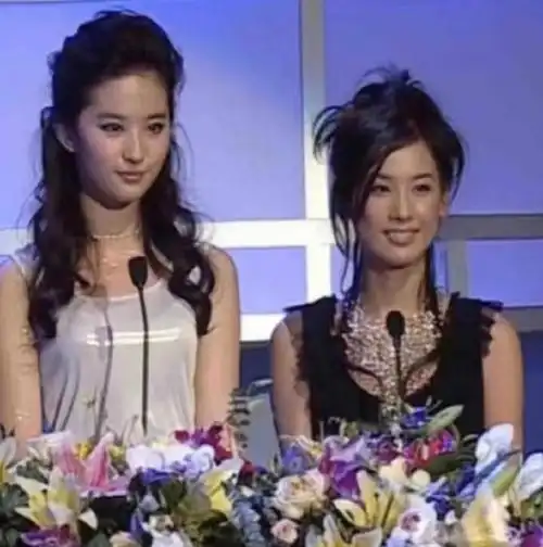 刘亦菲黄圣依早期同框##刘亦菲黄圣依同框旧照