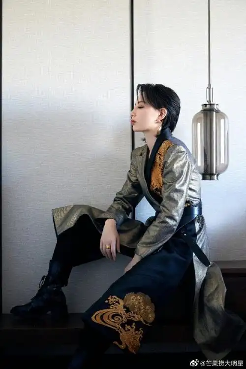 c嘴#看猎人追队友比追自己还着急,出局的@李斯丹妮完全沉浸式提醒中