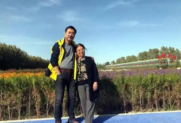 他演了大半辈子日本大佐和妻儿定居日本67岁又死在了日本