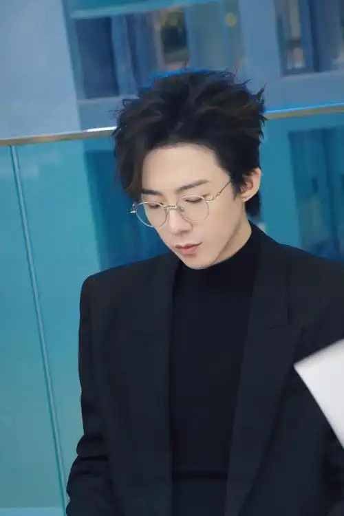 刘宇宁 大佬叉腰