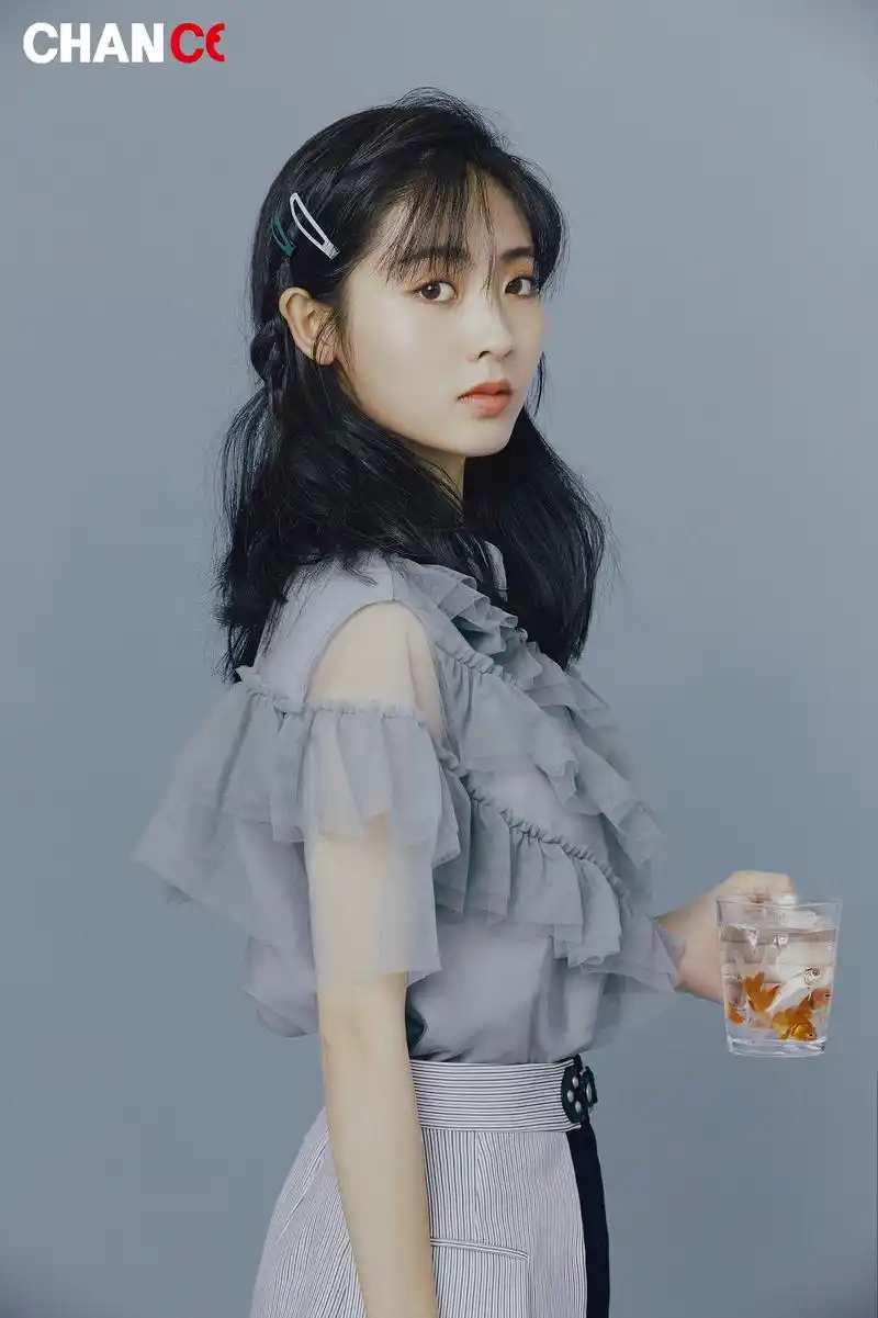 邢菲写真大片凸显时尚质感 盐甜美帅兼备化身双生花