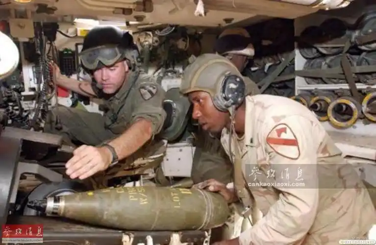 m109火炮舱室内部,美军炮兵正在装填炮弹.