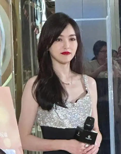 看清路人镜头下的唐嫣我明白了普通人和明星的差距有多大