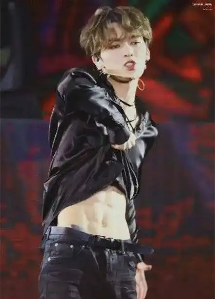 朱正廷一波腹肌秀,着实的诱人,全身上下都是精瘦,没有一寸多余肥肉.