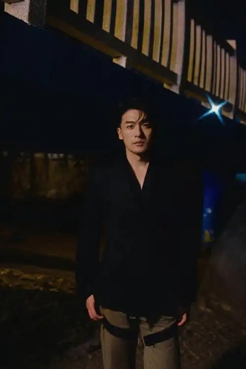 #孙艺洲暗夜海滨大片##孙艺洲深v黑西装#