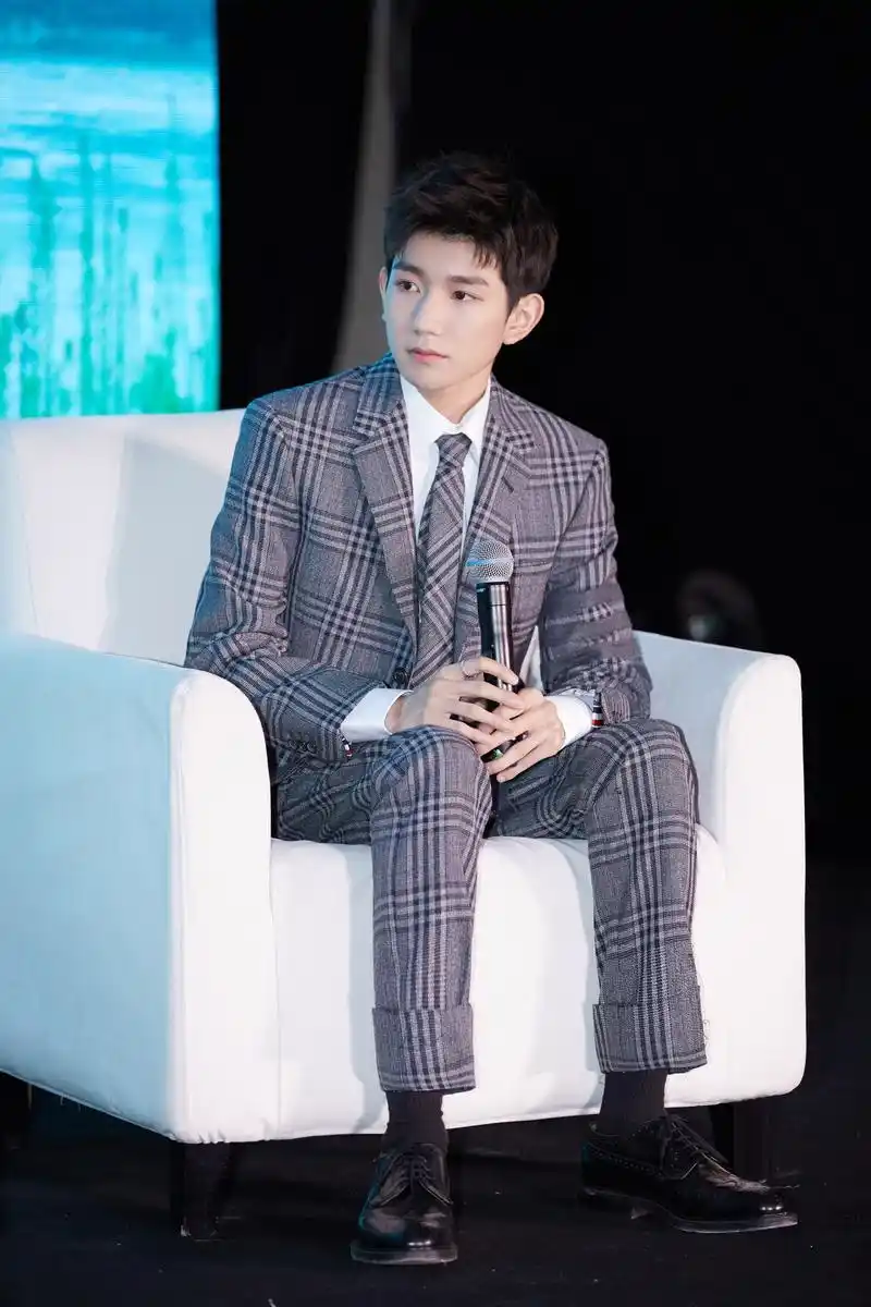 王源纪录短片9日上线透露留学前剪寸头是自作主张