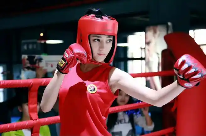 迪丽热巴拳击手造型#上一次看热巴的拳击手造型,还是在麻辣变形计呢