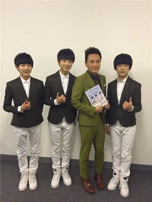 喊破喉咙,现场不少大咖前辈都明星都不约而同唱起了《青春修炼手册》