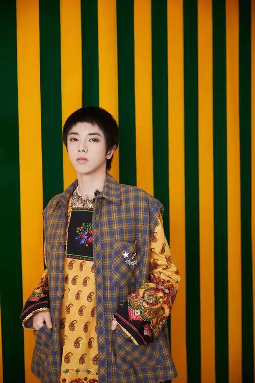 华晨宇解锁新造型穿波西米亚风刺绣长裙网友太会穿了