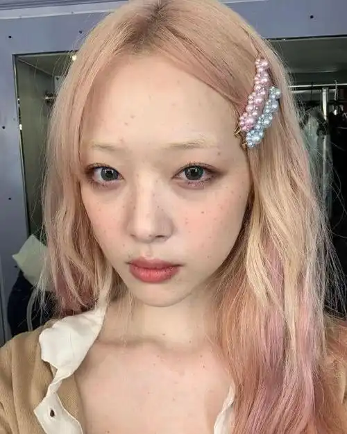 崔雪莉一天变换七种不同造型,蓝色眉毛搭配粉色头发风格太百变