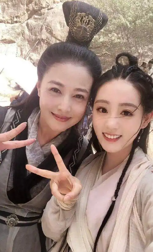 "新周芷若"祝绪丹晒合照悼念周海媚 两人曾合作_西宁会展策划_西宁