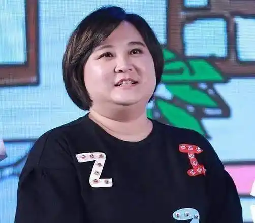 原创41岁贾玲生图太真实大笑时皱纹又深又多比减肥前显老很多