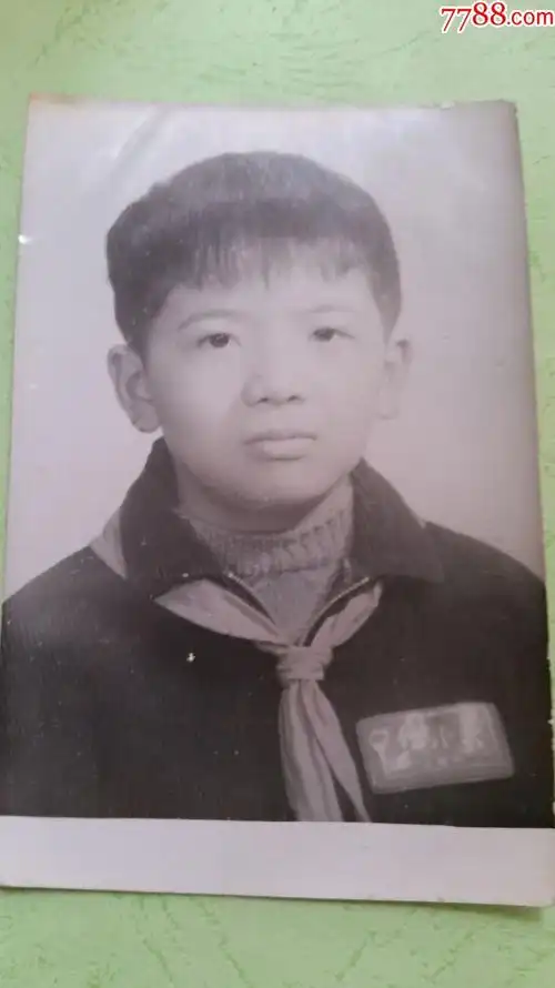 文革历史特色老照片-小男孩胸别红小兵章留影.大照片`