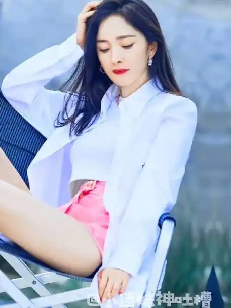 杨幂超话#杨幂白衬衫写真大片##杨幂白衬衫照#白衬衣 粉色短裙,幂姐yy