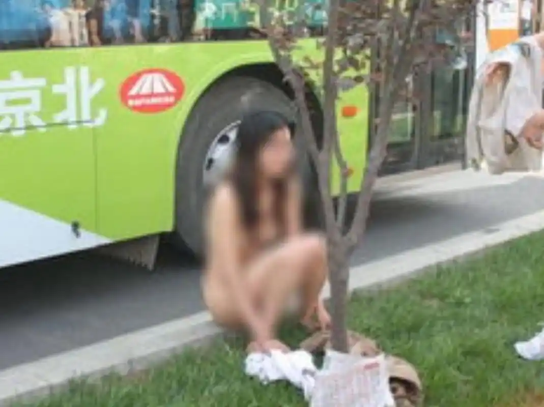 然而,她的愚蠢行为只会导致自己陷入更大的困境和痛